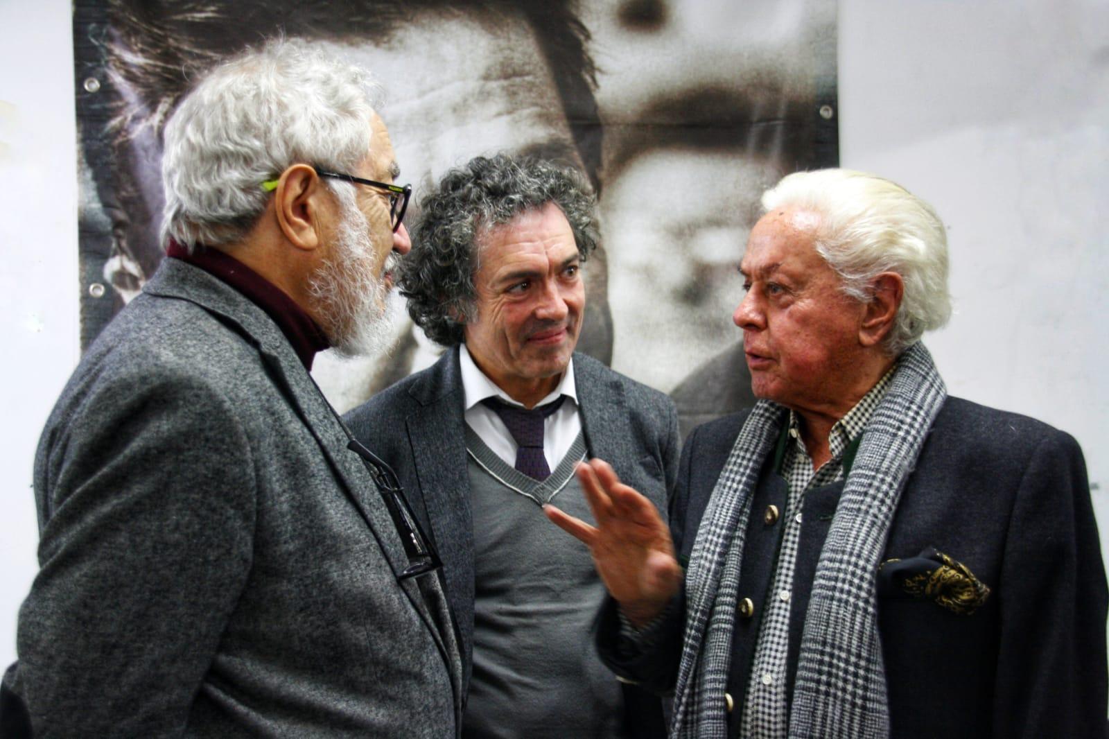 Antonio Camaró junto a Roman Reyes rector de la universidad Europea Emui y Roberto Capucci modisto y diseñador de las películas de Pasolini.