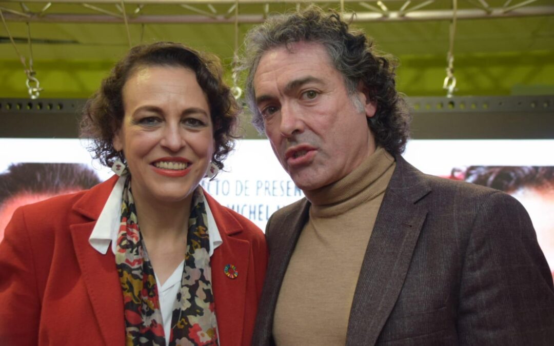 Antonio Camaró  junto a la ministra de Trabajo, Migraciones y Seguridad Social Magdalena Valerio ..»llevando la ética con su arte»