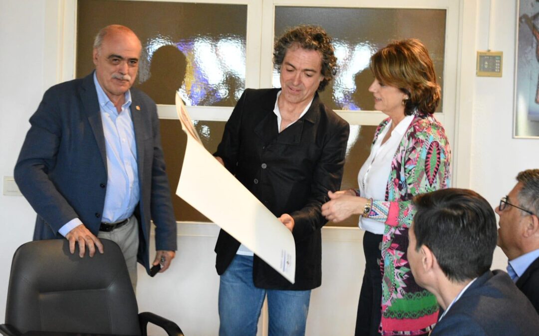 Entrega de litografías del pintor Antonio Camaró en los actos de Homenaje a las víctimas del nazismo