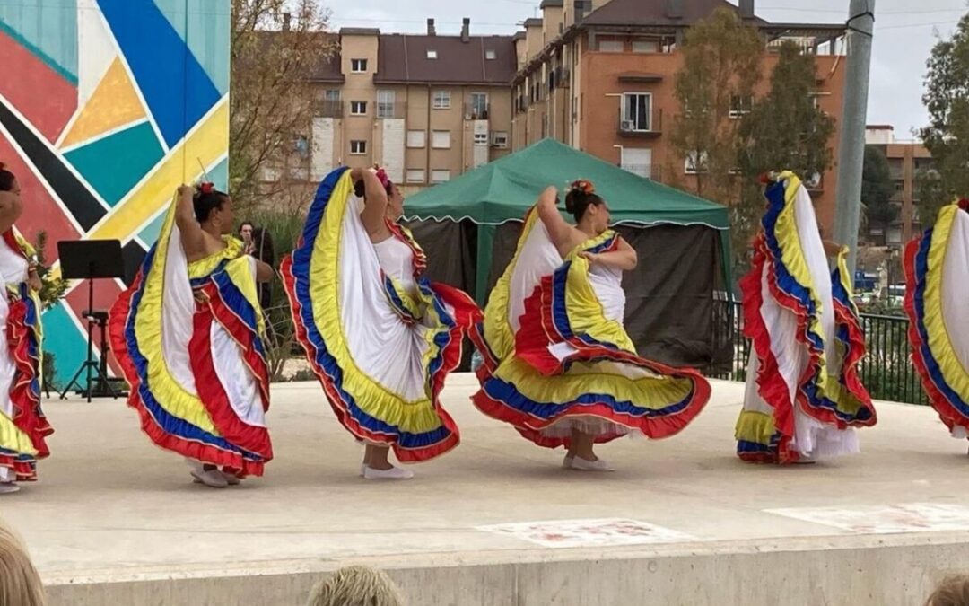 Antonio Camaró pinta «paisajes sin fronteras» en su alegato por la paz en Benimàmet