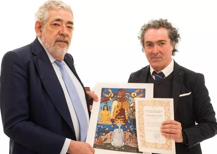 Antonio Camaró entrega la litografía ‘Zeosis’ al rector de la universidad CEU Cardenal Herrera de Valencia